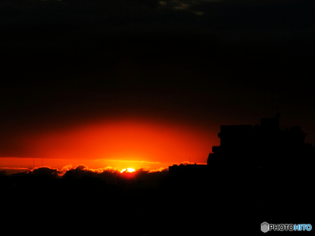 雲の間から覗く太陽