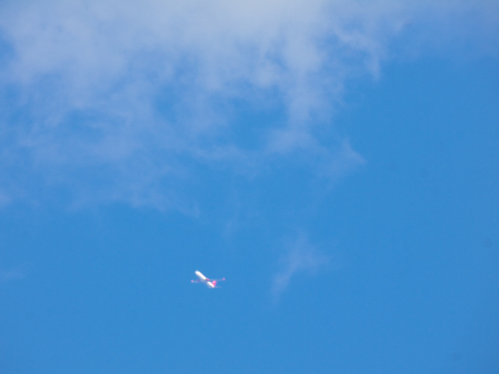 雲に飛び込む飛行機