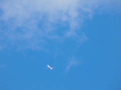 雲に飛び込む飛行機