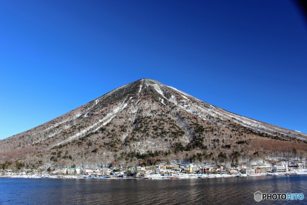 中禅寺湖から男体山