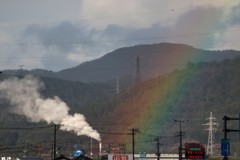 虹と煙の風景