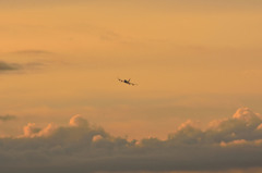 朝焼けの空　B747のファイナルアプローチ