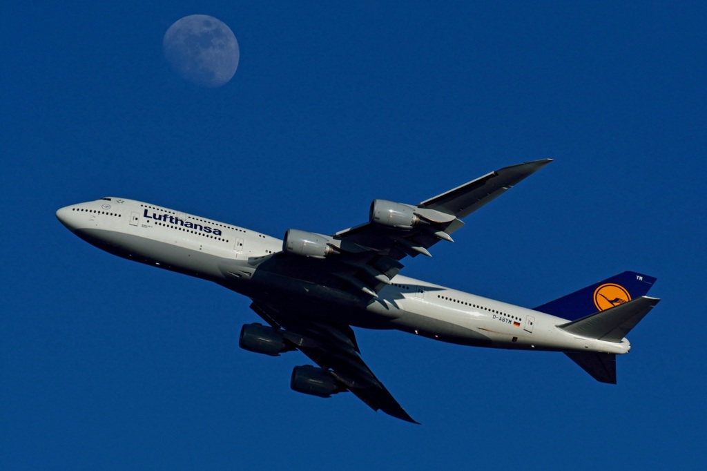 Lufthansa B747-8 and the moon