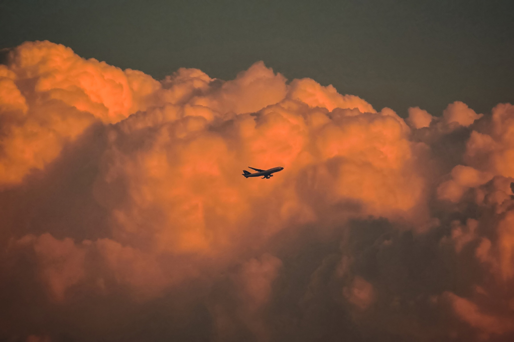 夕日に燃える積乱雲