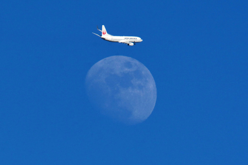 月と飛行機