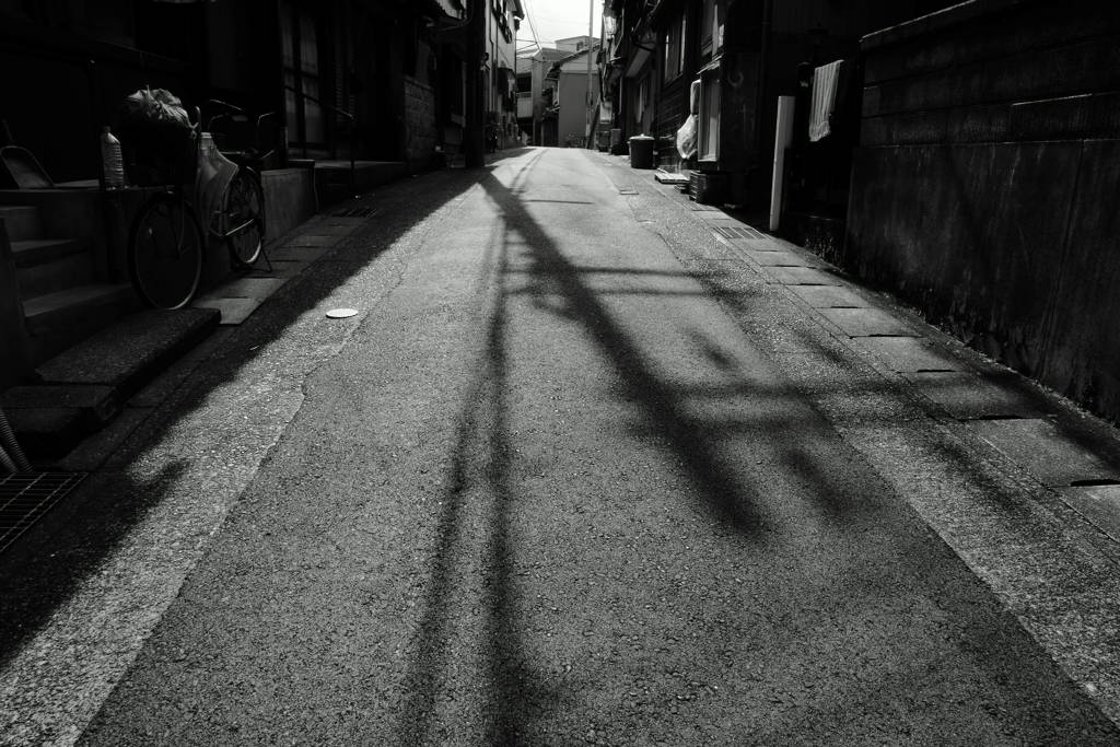 路地裏の影