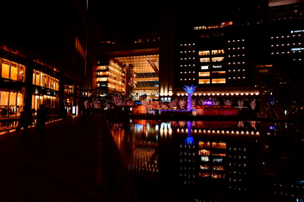 大阪駅の水鏡