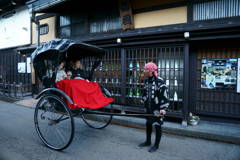 古い町並みの人力車