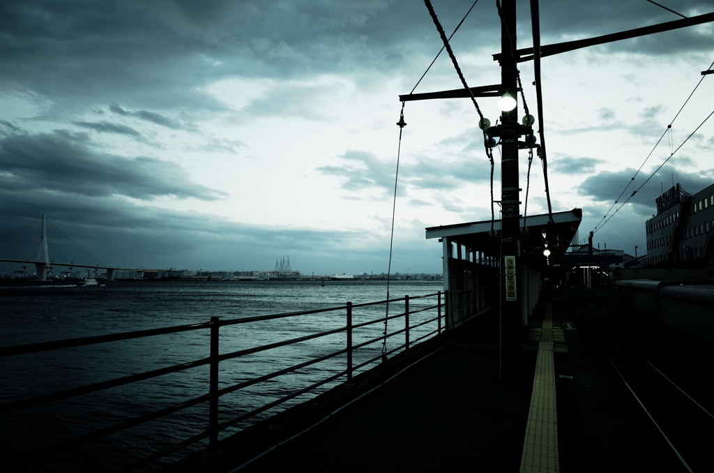 海芝浦駅(曇り)