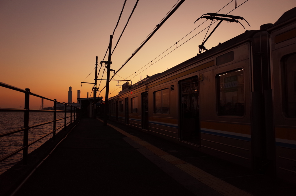 海芝浦駅、夕刻