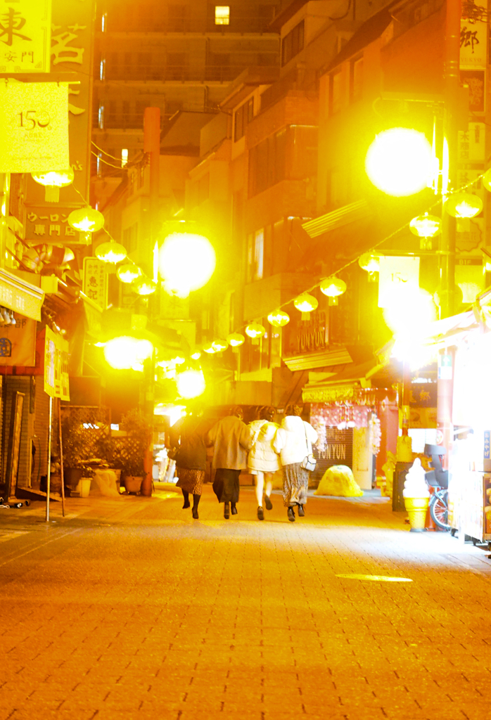 路地をえもくする。
