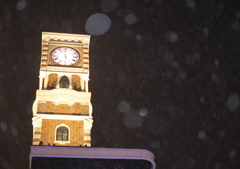 雪の渦巻く時計塔