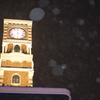 雪の渦巻く時計塔