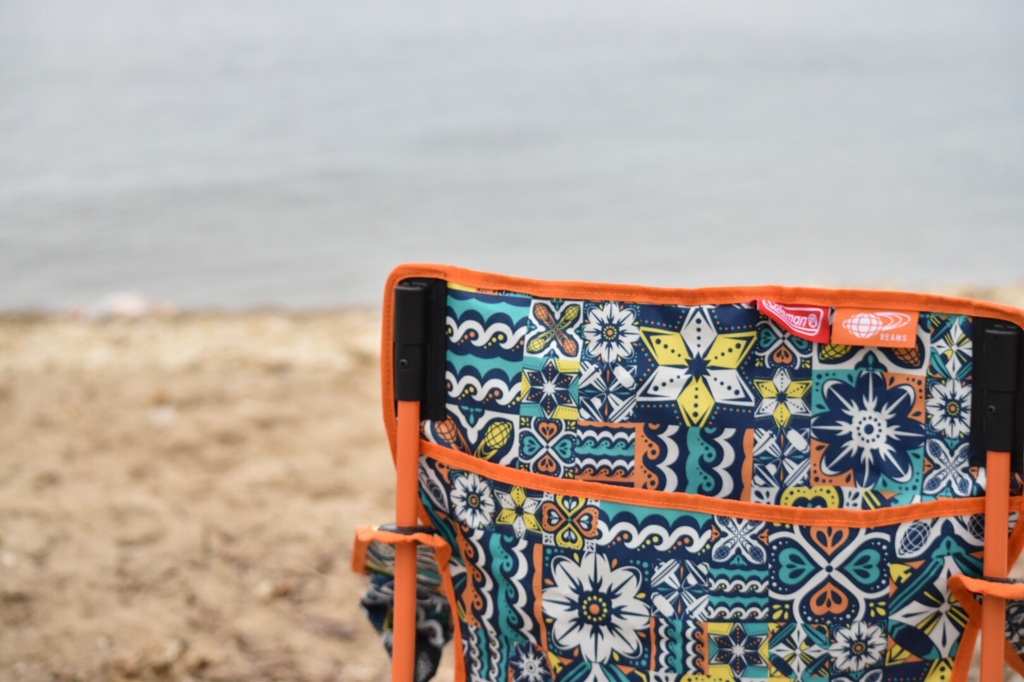 海とアームチェア