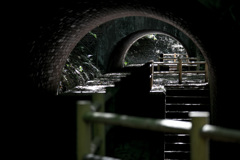 砲台跡地にまたがるトンネル