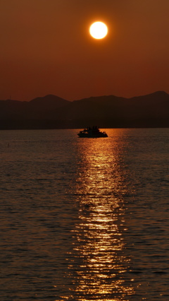 夏の夕陽 with遊覧船