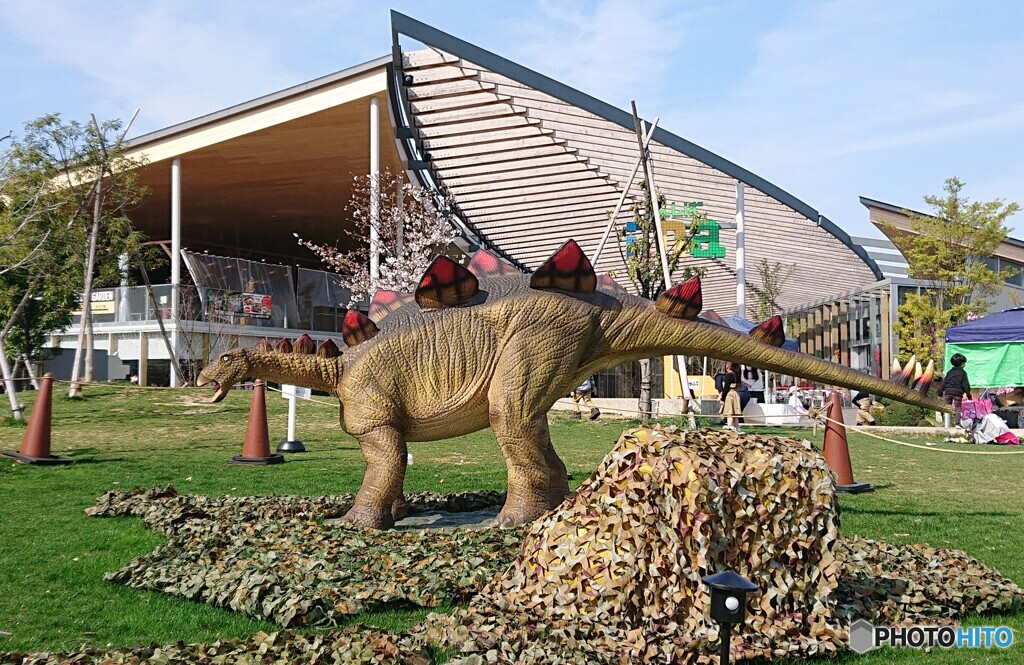 公園にステゴザウルス