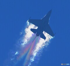 虹を引くファルコン