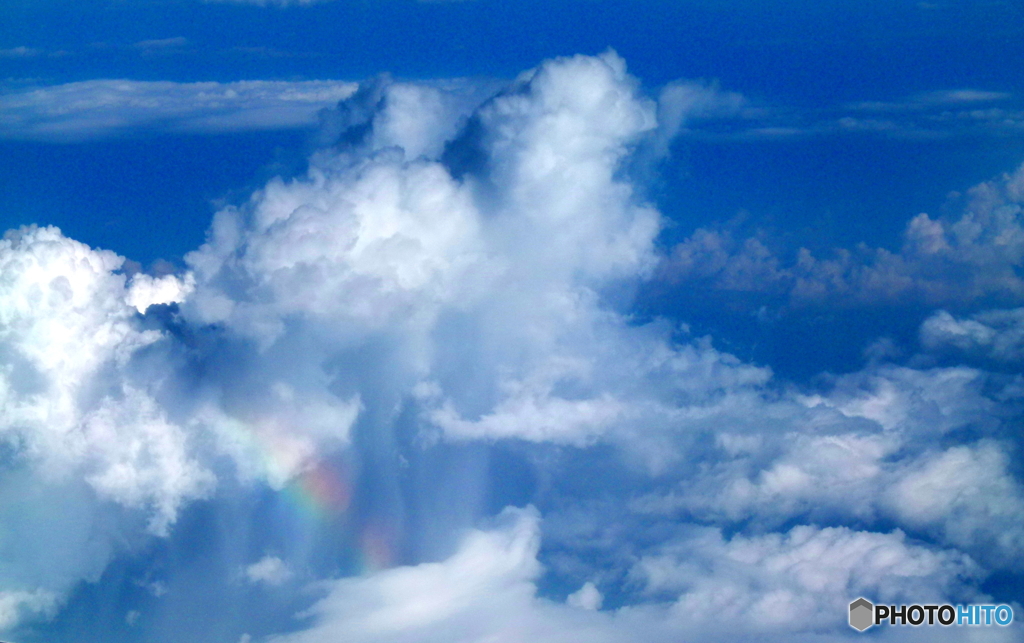上空から虹を望む