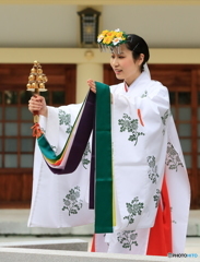 福を授ける巫女さん