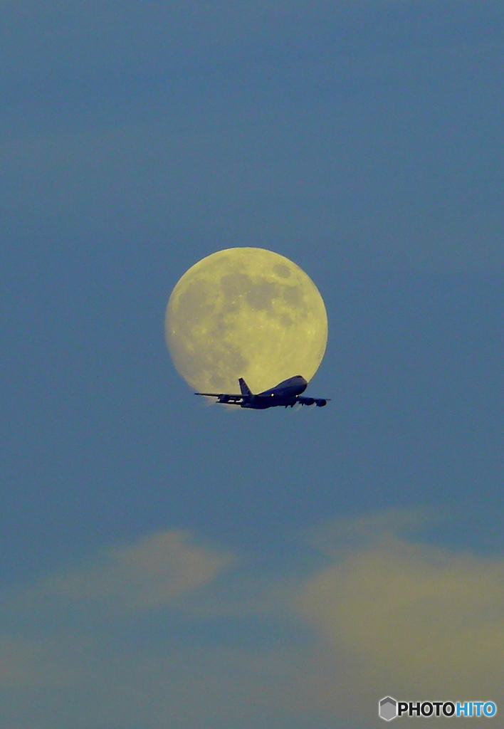 月と旅客機