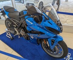SUZUKI   GSX   8R 