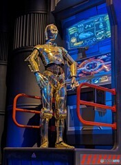 スターツアーズで働くC3PO