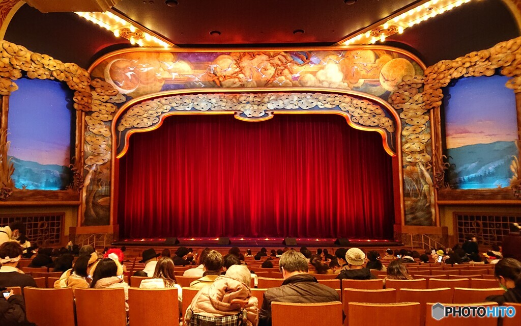 静かに開演を待つ