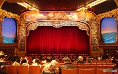 静かに開演を待つ