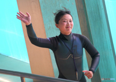 イルカショーのお姉さん