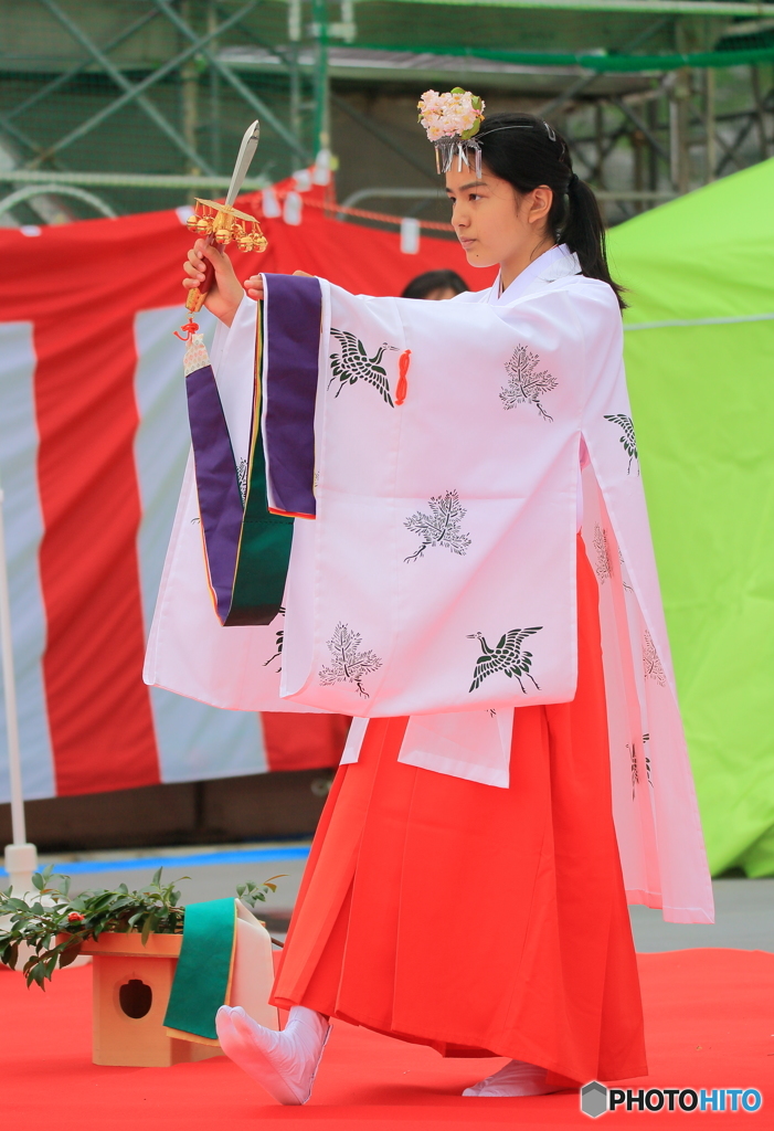 雄山奉納巫女舞い