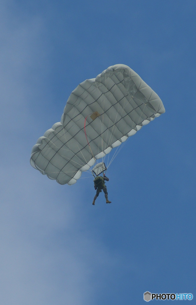 青空にパラシュート