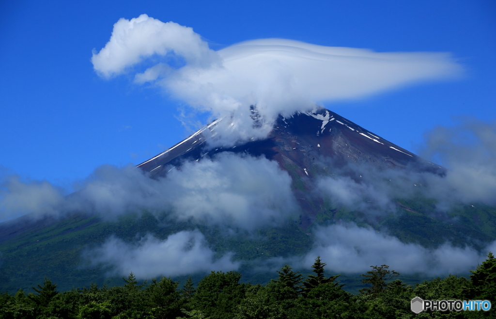 白いT-レックスが富士山で馬跳び