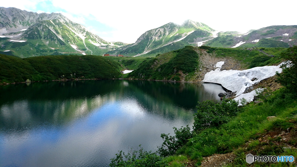 みくりが池より室堂山荘を望む