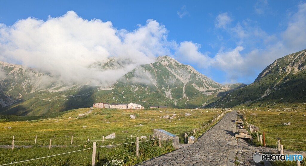 室堂平から雄山を望む