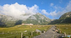 室堂平から雄山を望む