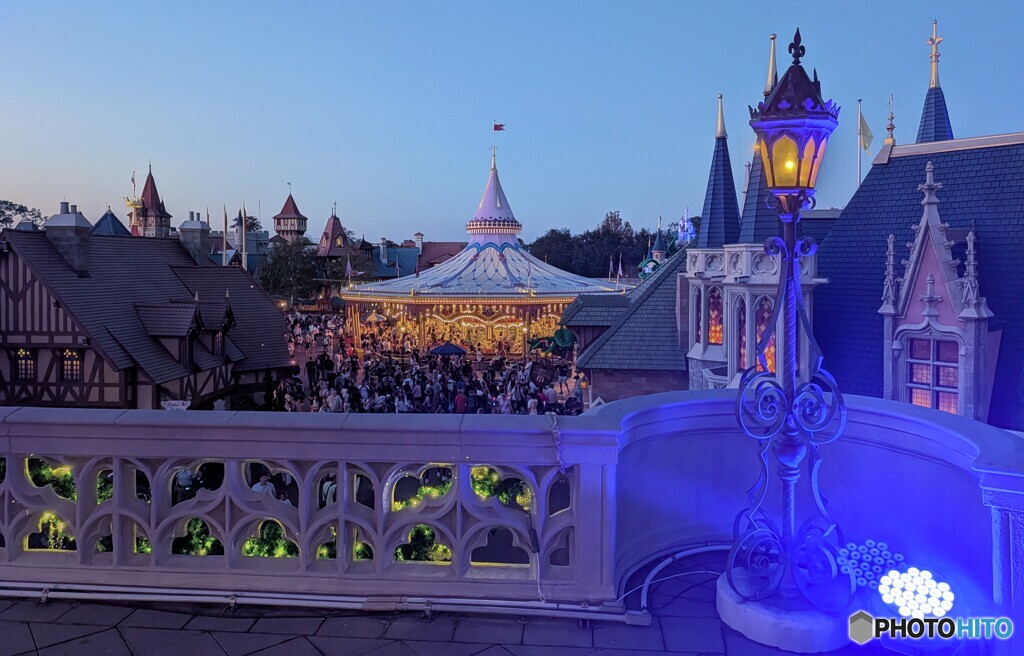 レストランよりメリーゴーランドを望む