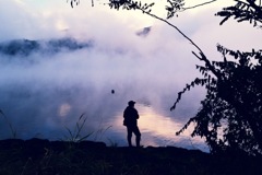 朝靄の中…釣り人