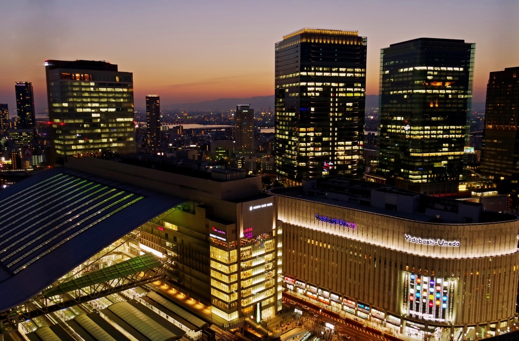 梅田からの夕景　～阪急32番街、空庭Diningより～