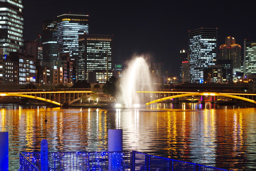 天神橋と噴水　～通勤夜景、八軒家浜船着場より～