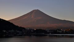 朝陽を浴びる富士山