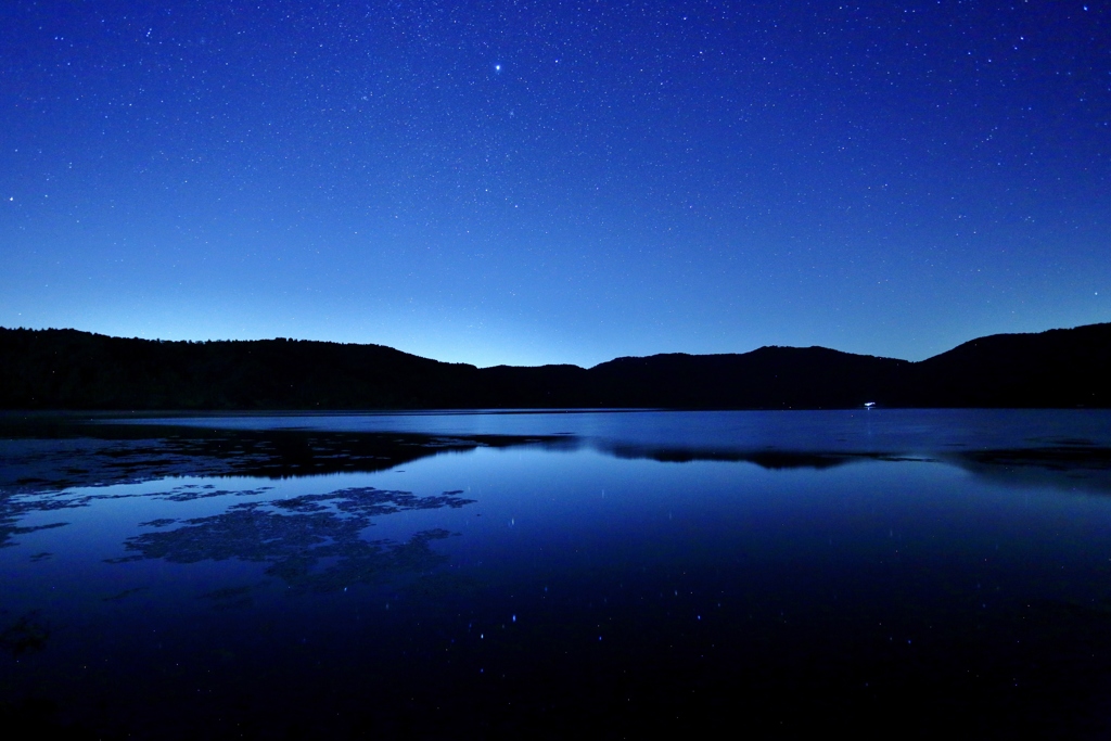 夜宙を映す鏡　～未明の余呉湖～