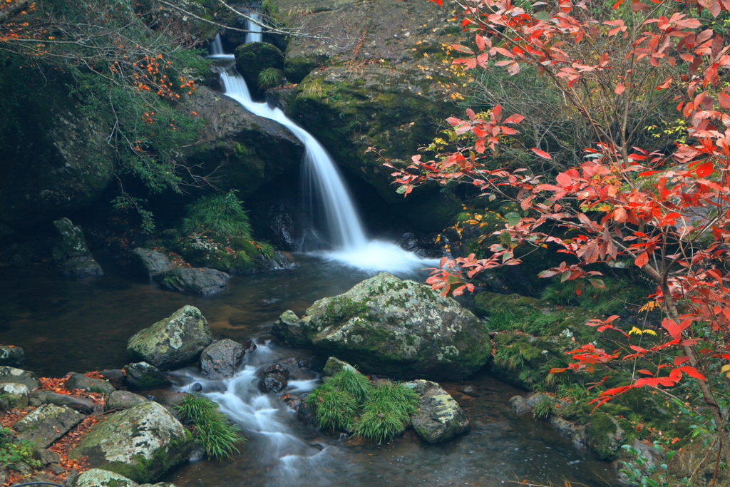鳴瀑　～るり渓の秋～