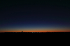 日の出を待つ筑波山