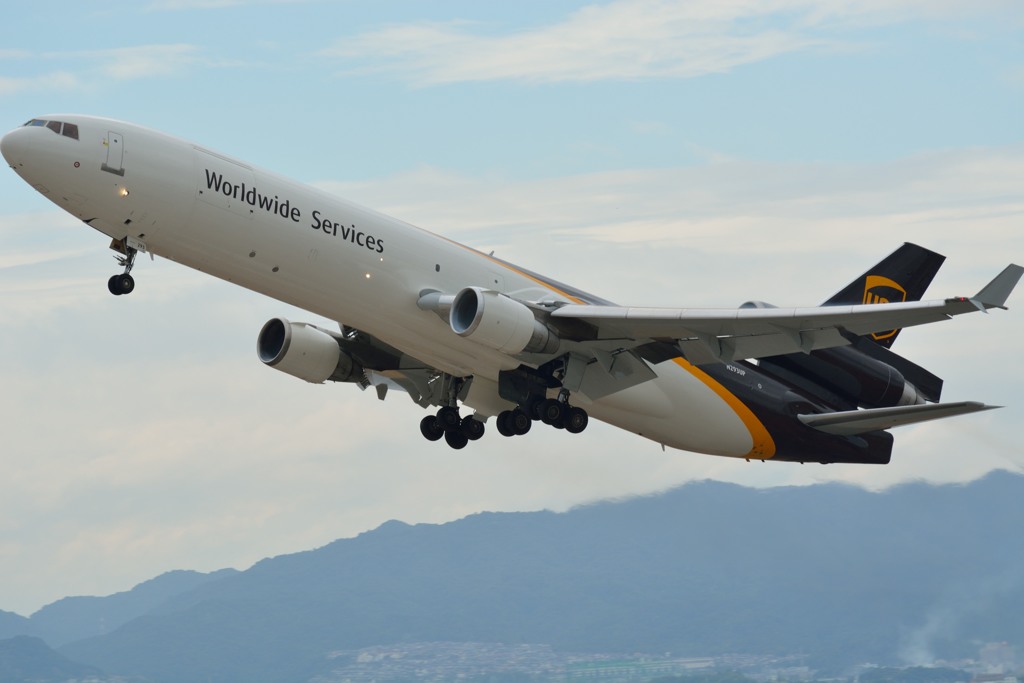 関空　UPSのMD-１１