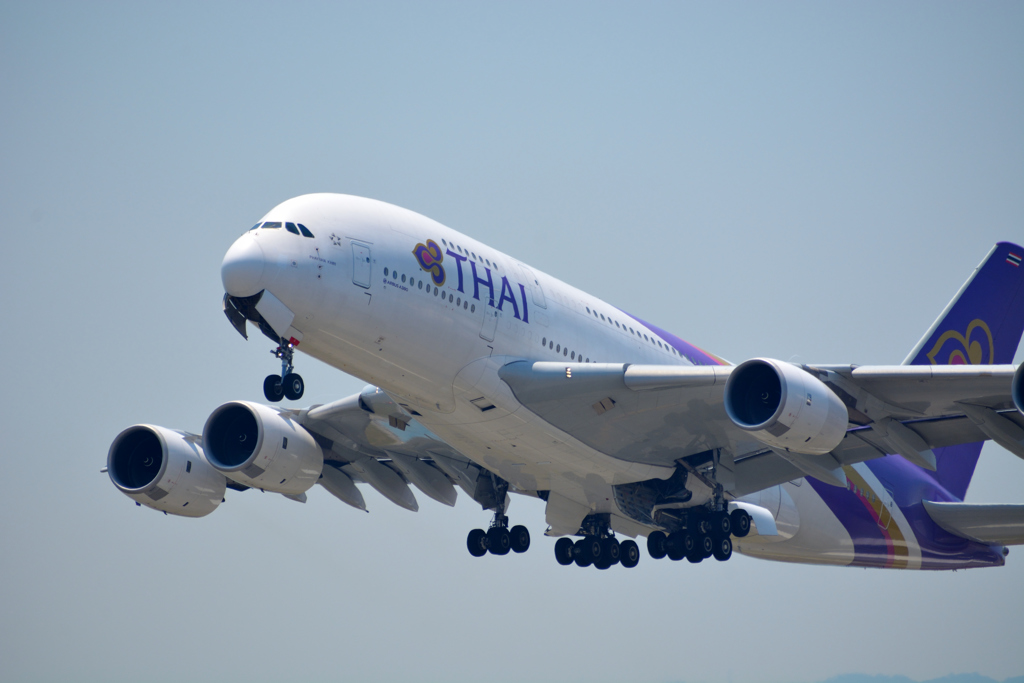 エアバスＡ３８０の離陸。　関空にて。