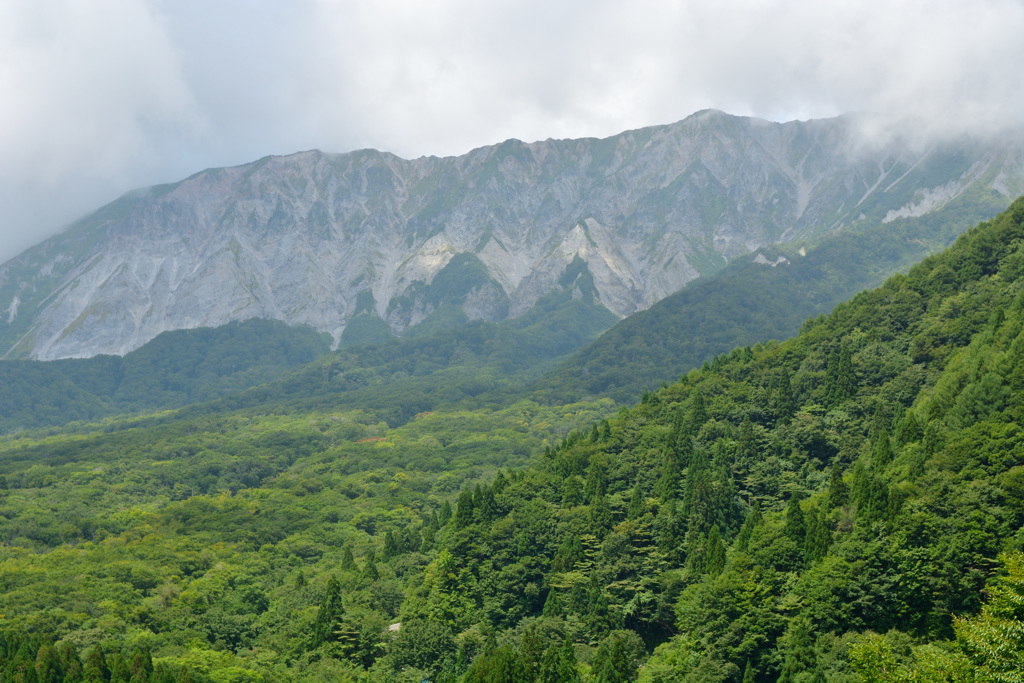 鍵掛峠より大山を望む