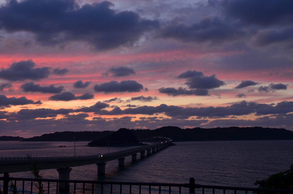 夕暮れに沈む