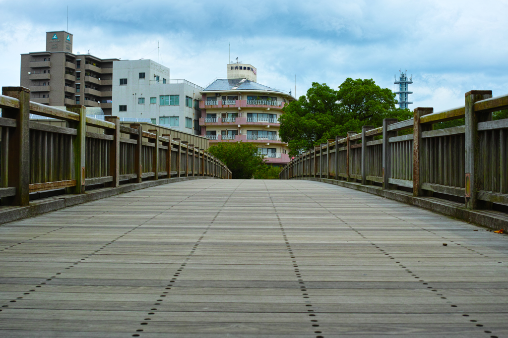 橋の向こう側