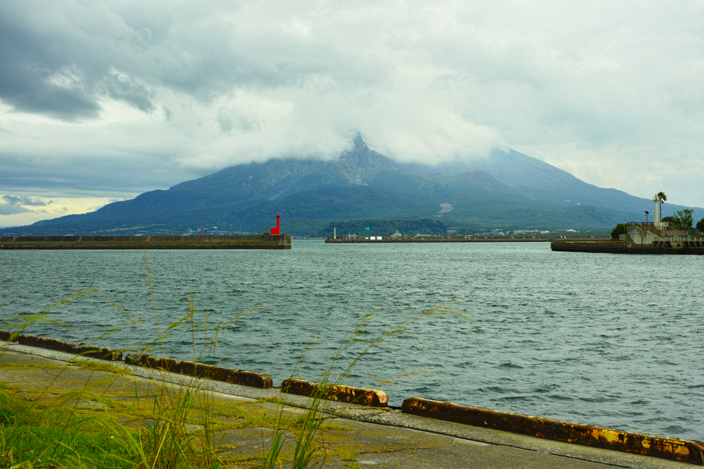 雲を纏う桜島
